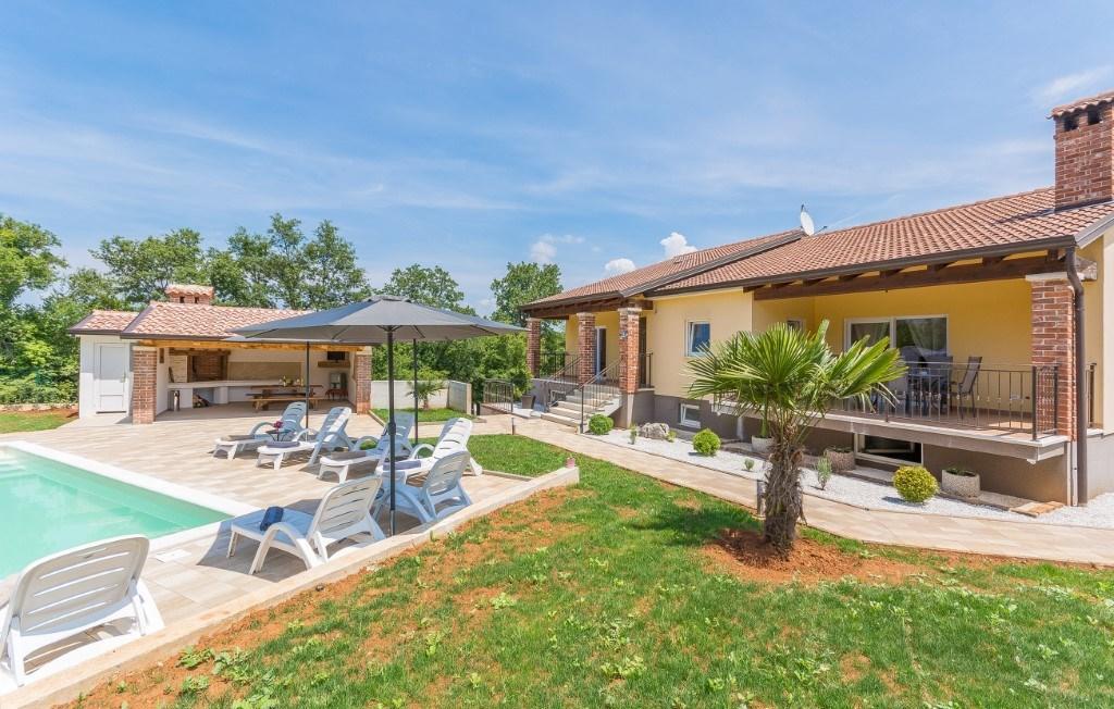 Tijana Villa *